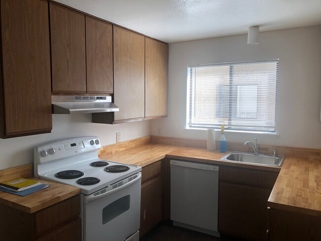 Kitchen - 548 Bancroft Ave