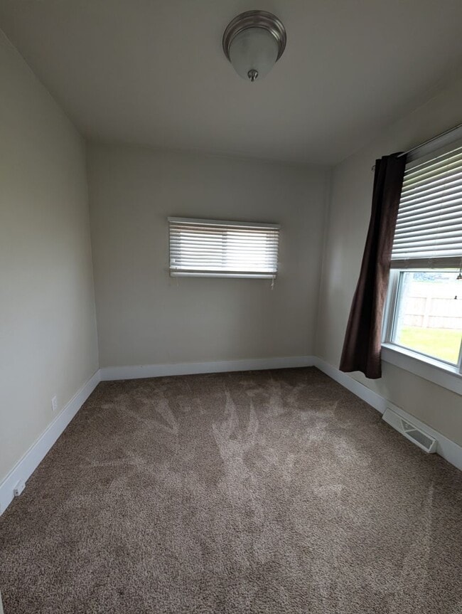 Building Photo - Affordable Country Property