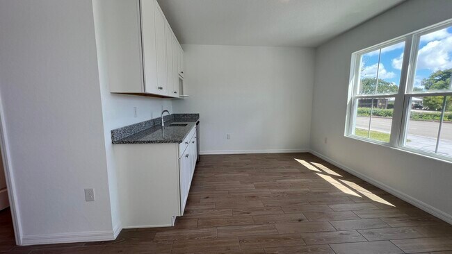 Building Photo - 1782 SW Bayshore Blvd
