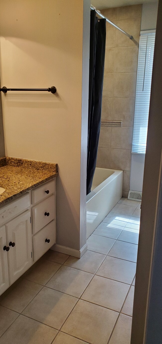 Baño de la planta superior - 818 N Timberline Cir W