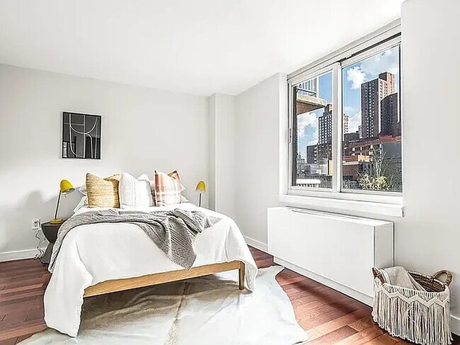 Foto del edificio - 206 E 95th St