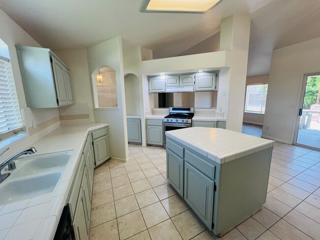 Kinchen - 614 E Cinnamon Dr