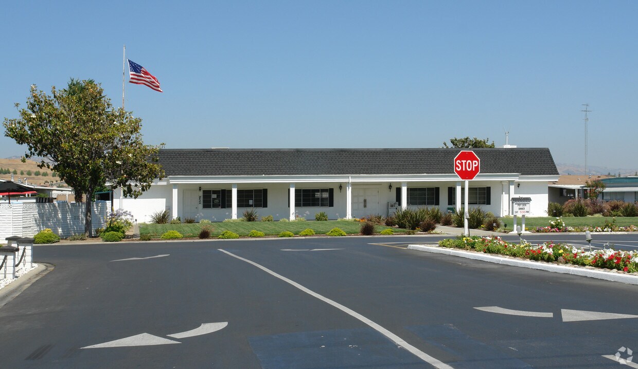 Primary Photo - Colonial Mobile Manor