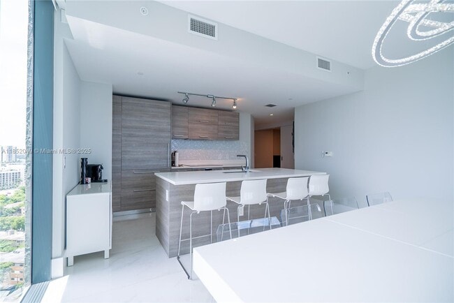 Foto del edificio - 650 NE 32nd St