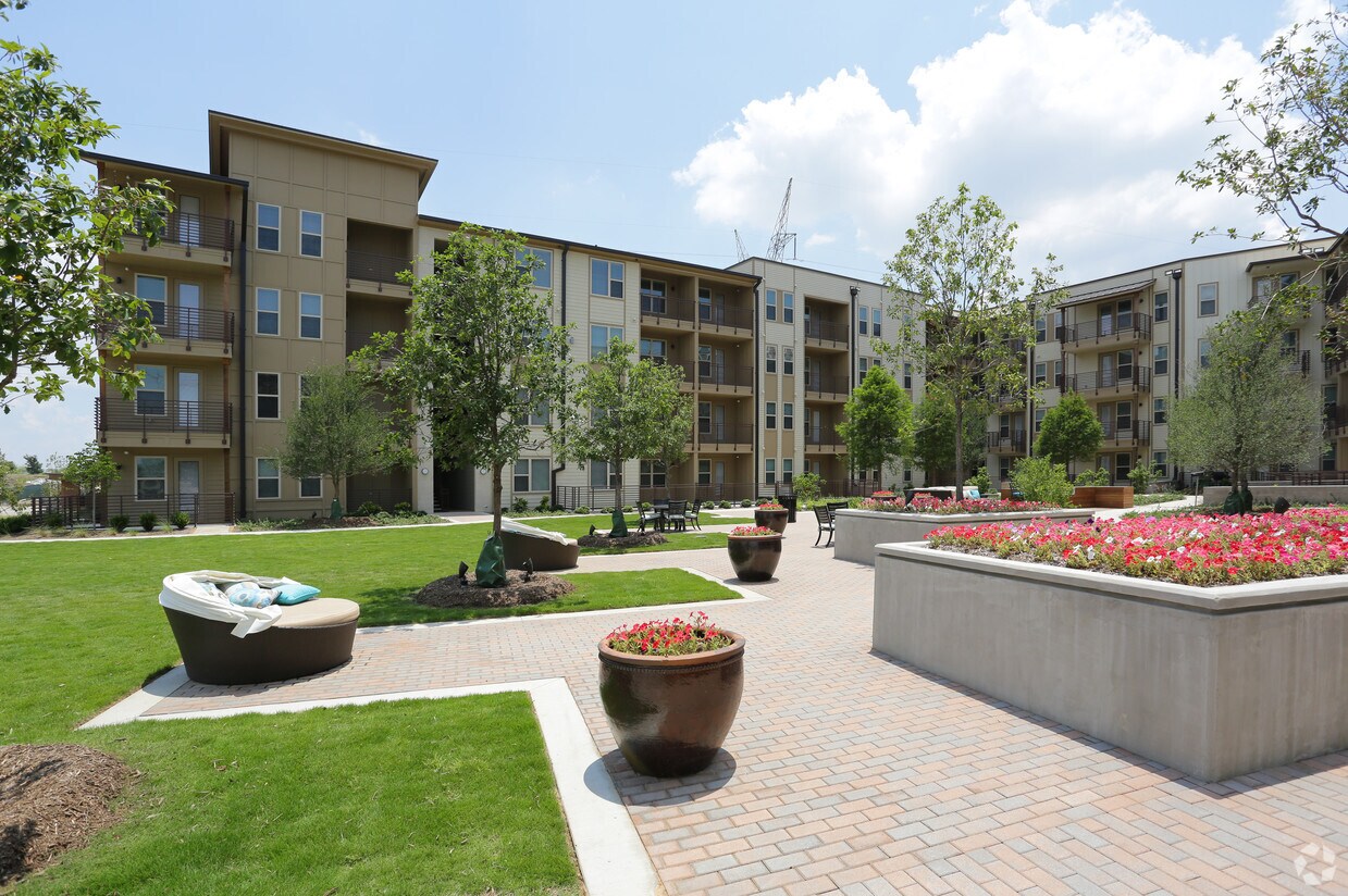 Discovery at The Realm (Castle Hills) Apartments Lewisville, TX