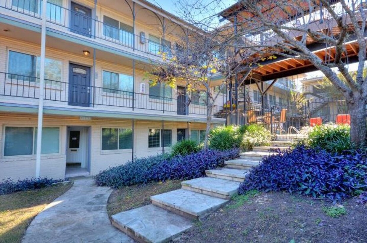 Foto principal - 1bed/1bath Condo in Travis Heights