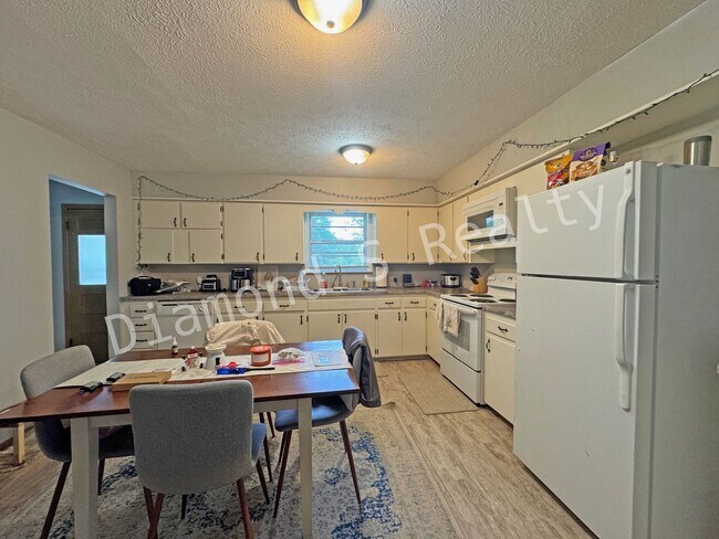 Foto del edificio - Three Bedroom Home for Lease - Park-like b...