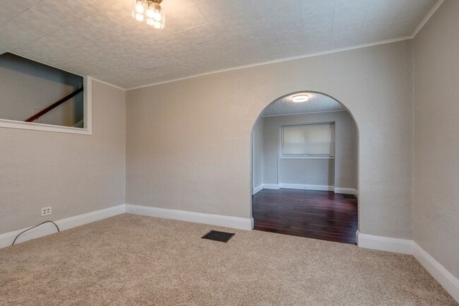 Building Photo - Spacious 3 Bedroom 1 Bath House Located in...