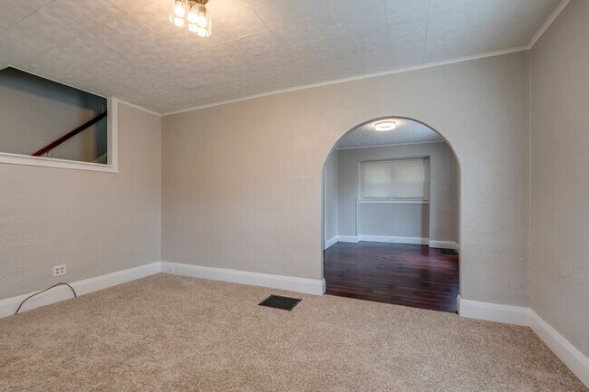 Foto del edificio - Spacious 3 Bedroom 1 Bath House Located in...