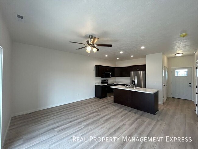 Building Photo - Cozy 2 Bedroom 1.5 Bathroom Townhome