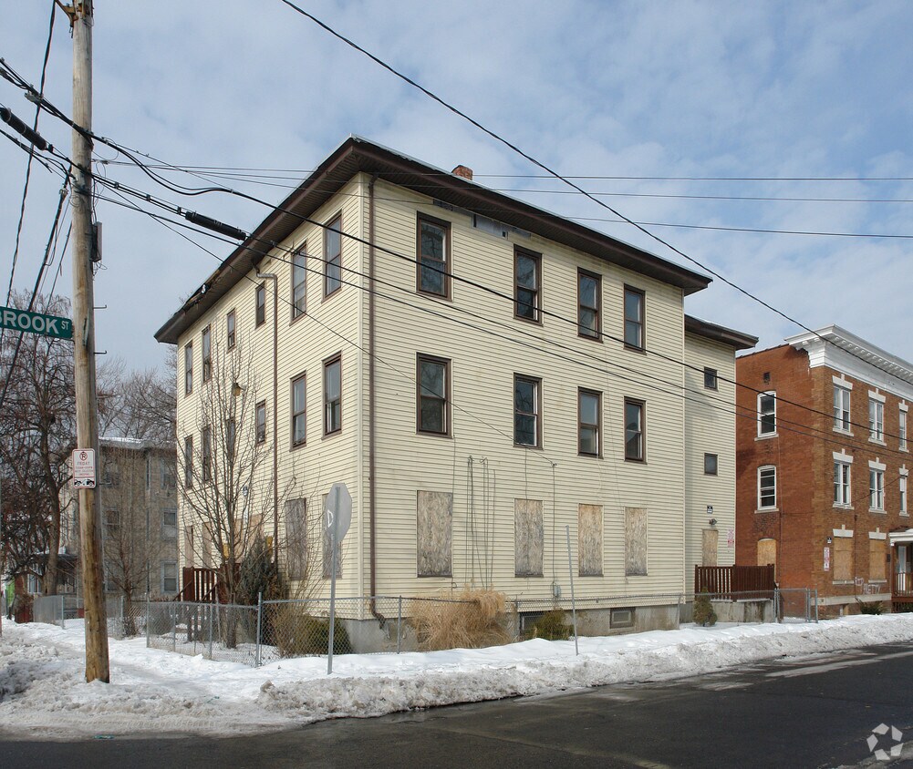 Building Photo - 142-146 Mather St