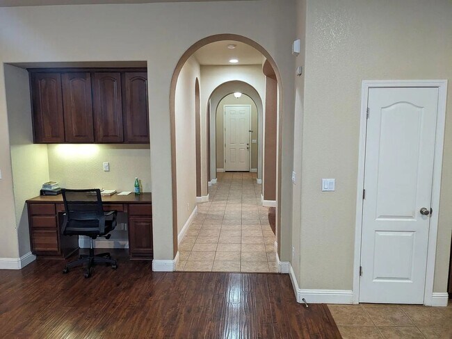 Foto del edificio - Clean 2000 sqft. 3 Bedroom 2 Bathroom Anatolia Home for Lease.