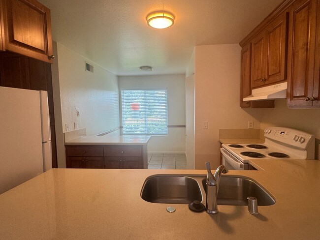 Building Photo - 3 bedroom 2 bathroom Condo in Riverside