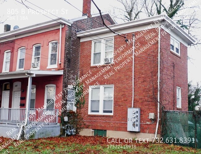 Building Photo - Updated Large 2BR 1BA upper level 2 Family...