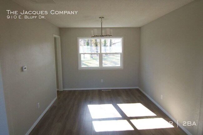 Building Photo - 910 E Bluff Dr