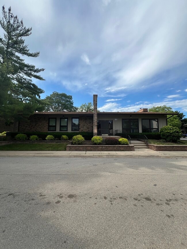 Building Photo - 1100 E Randville Dr
