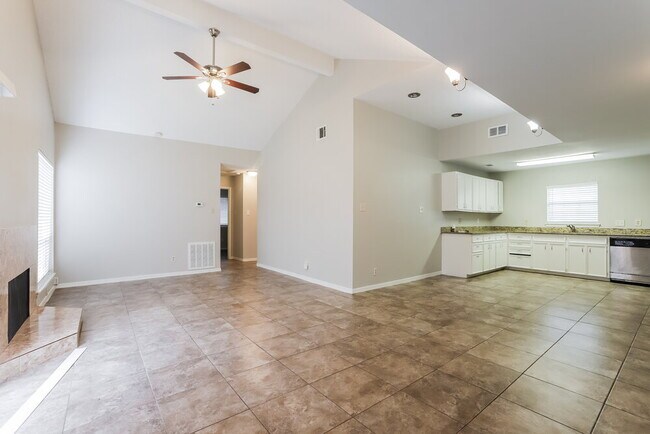Foto del edificio - 6395 Crossway Dr