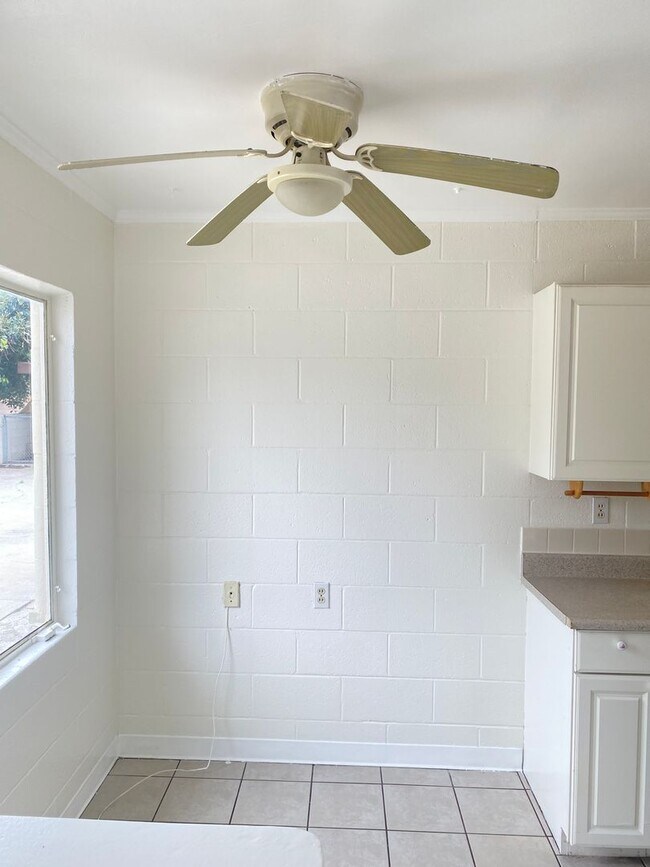 Building Photo - Centrally located 1 bed, 1 bath duplex!