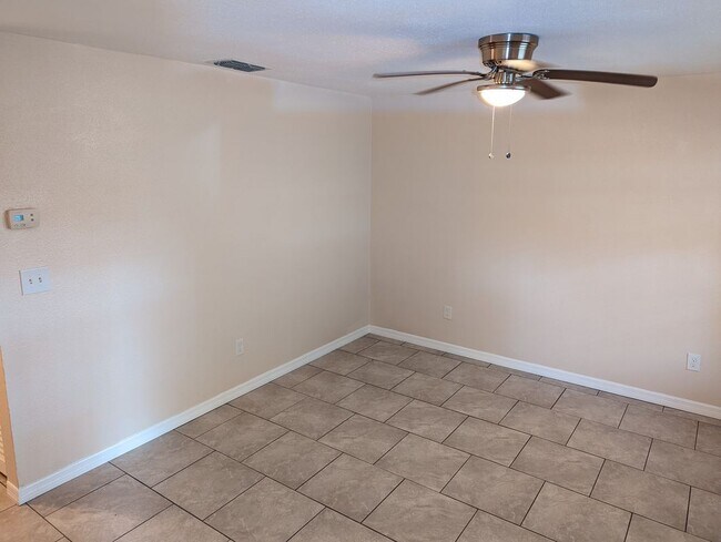 Foto del edificio - 4512 E 10th