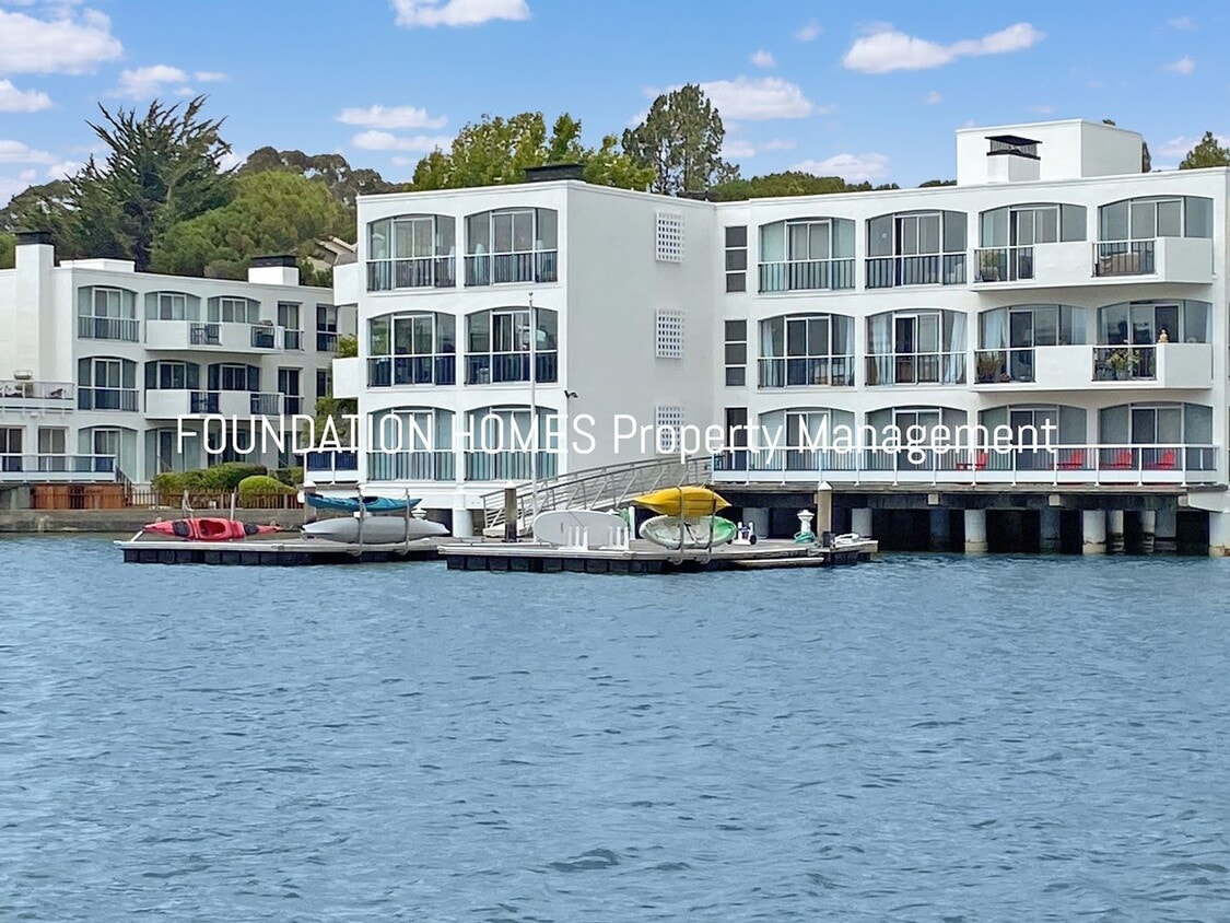2BR/2BA Waterfront Corner Condo! Parking!... - 2BR/2BA Waterfront Corner Condo!  Parking!...