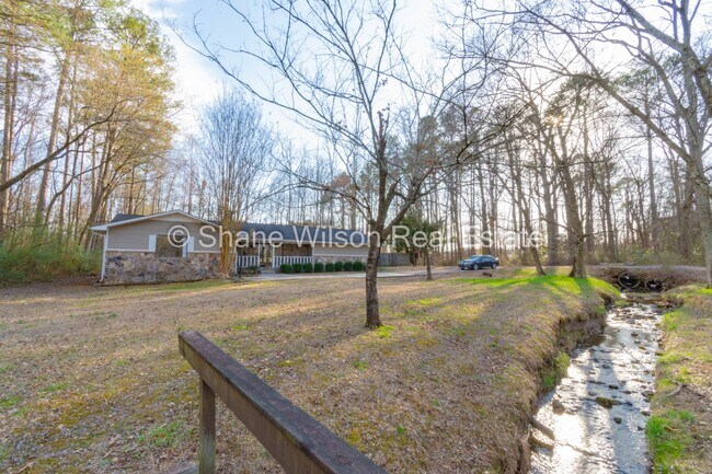 Building Photo - Looking for space and serenity?