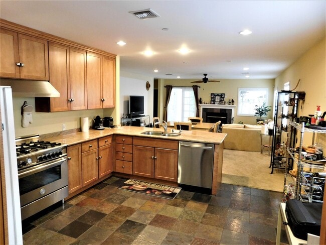 Building Photo - 1441 N Naomi St