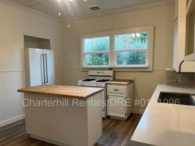 Foto del edificio - Wonderful, charming, home with large front porch in Kenwood