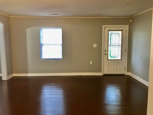 Building Photo - 301 Seldon Dr