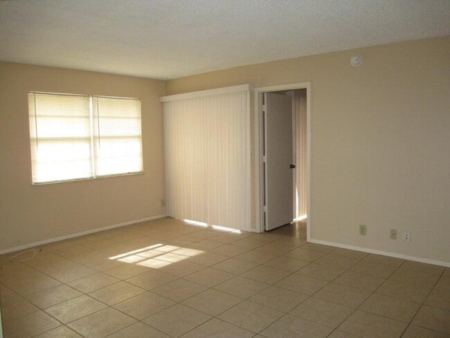 Building Photo - 1512 SE Royal Green Cir