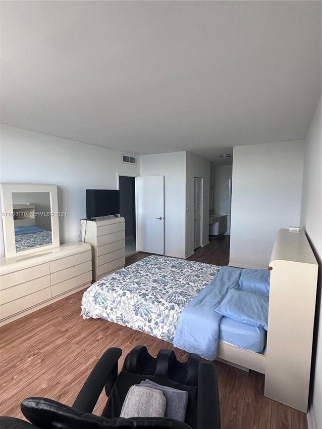 Building Photo - 300 Bayview Dr