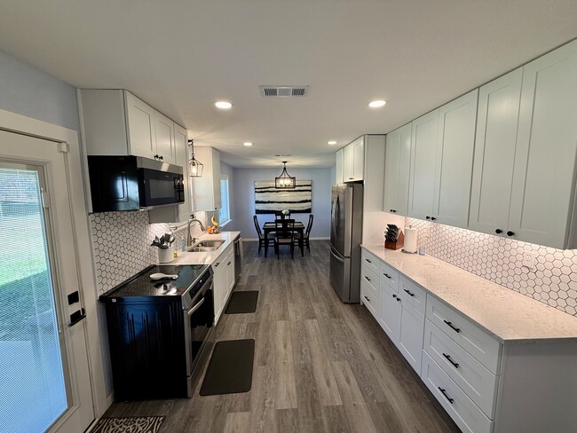 Building Photo - 307 W Karnes Dr