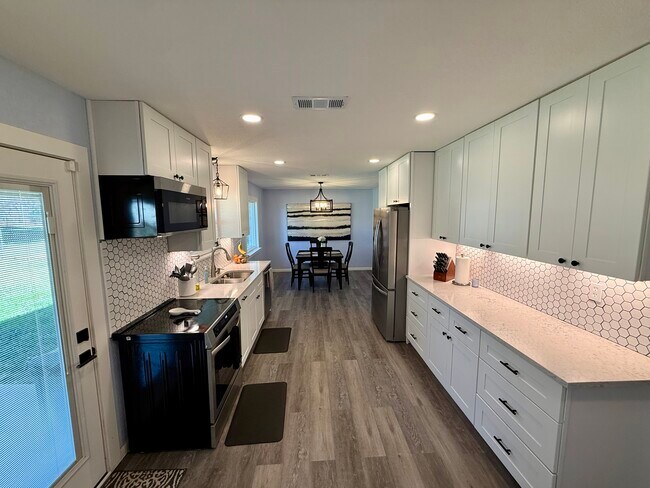 Foto del edificio - 307 W Karnes Dr