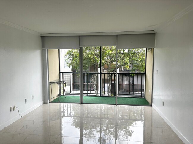 Building Photo - 8840 Fontainebleau Blvd