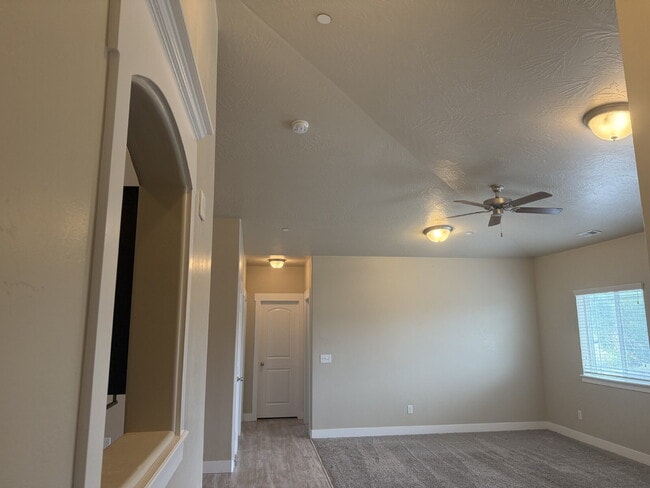 Building Photo - HUGE & SPACIOUS 3 bedroom/ 2-bathroom cond...
