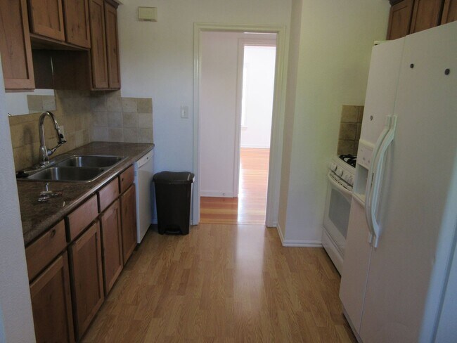 Foto del edificio - 3 bed - 2 bath Single Family Home in the H...