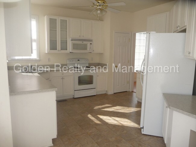 Building Photo - 3000 Dawnbrook Dr