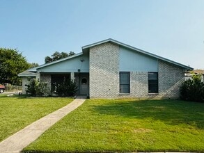 Building Photo - 203 Daffodil Dr