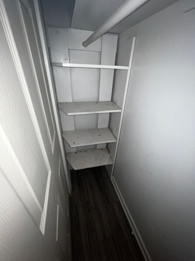 Building Photo - 3/2/2 home on a quiet street. Centrally located to restaurants, and shopping.