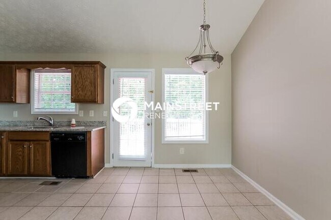 Foto del edificio - 3 Bedroom Pet-Friendly Home in Dallas, GA with Main Street Renewal