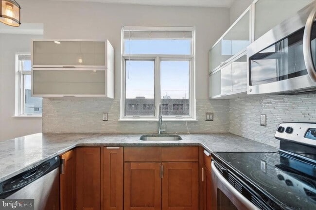 Kitchen with stainless steel appliances - 808 N 4th St Apartments