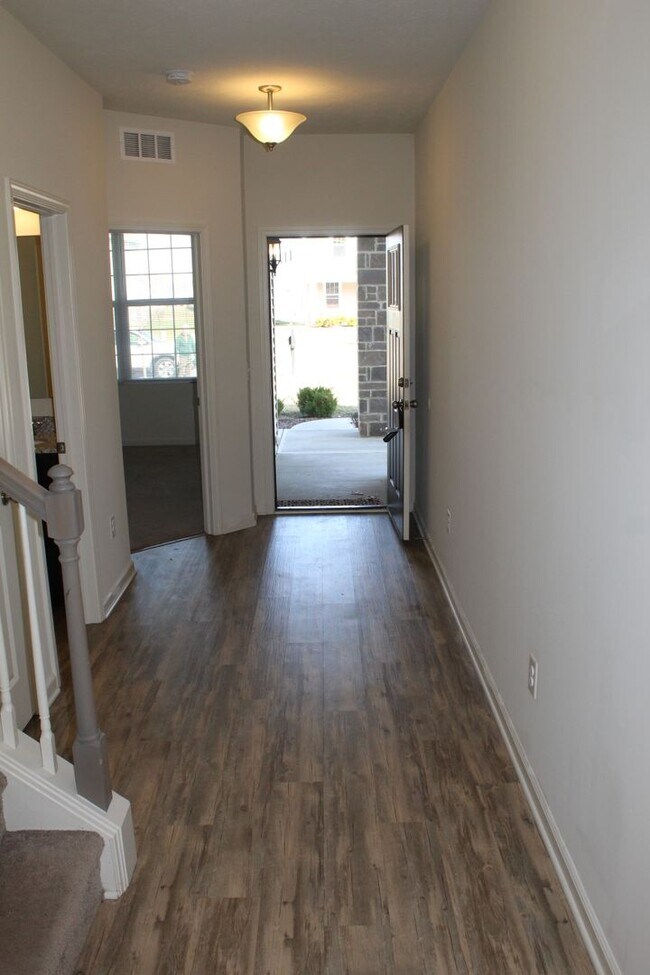 Foto del edificio - Beautiful 4 BR home in Avon Schools!