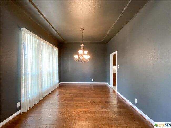 Building Photo - 302 Oak Cove