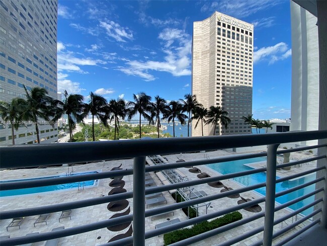 Foto del edificio - 325 S Biscayne Blvd