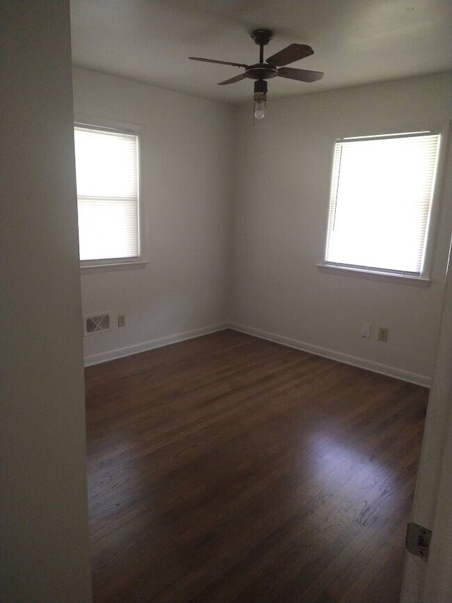 Building Photo - 3br1ba, hardwood floors, back yard, no pets