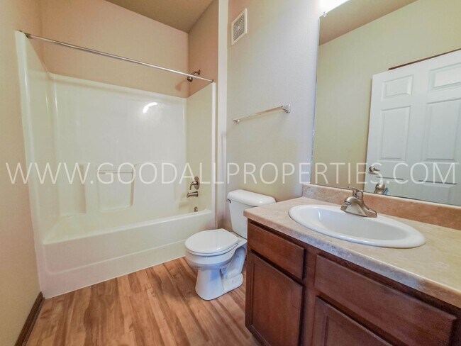 Foto del edificio - Rent Reduced! First Level 2 Bedroom 2 Bath in Johnston with detached garage