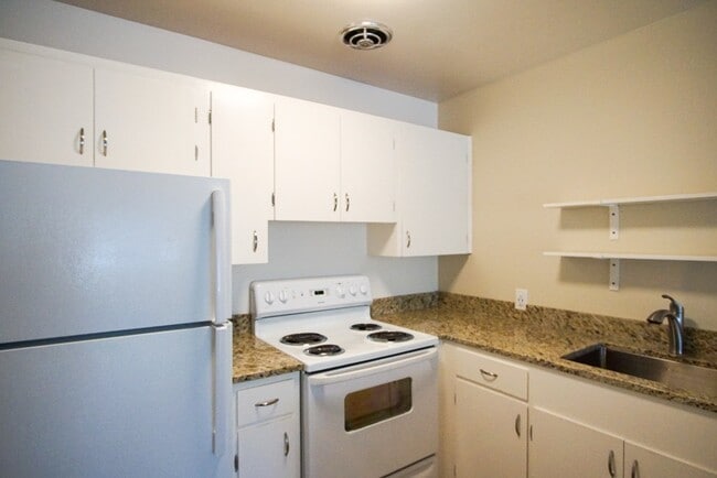 Building Photo - Irvington 1Bdr w/Patio Ready Late October!