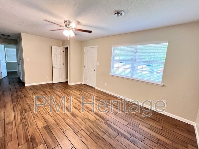 Building Photo - 2100 Cottonwood Pl