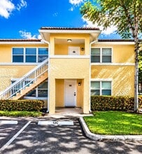 Building Photo - 10176 Twin Lakes Dr