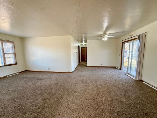 Foto del edificio - Quick Move In! 6 Month Lease Special! 3 bedroom, 1.5 Bath Home with attached garage in Loveland, CO
