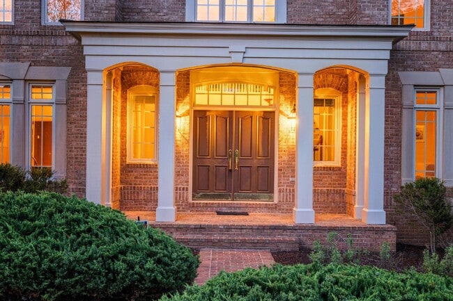 Foto del edificio - A remarkable brick colonial nestled on 1.7...